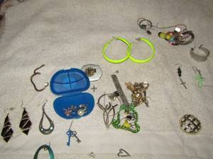 lot 226 image: Earring lot
