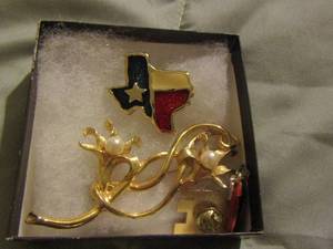 lot 302 image: shirt pins state of Texas and pearl flowers
