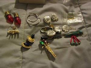 lot 301 image: various pairs of earrings