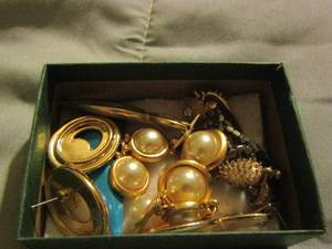 lot 317 image: misc. earrings