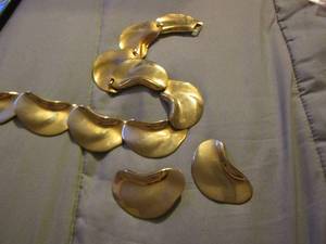 lot 318 image: GOLD LEAF NECKLACE & MATCHING EARRINGS