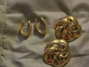 lot 307 image: Gold plated earrings