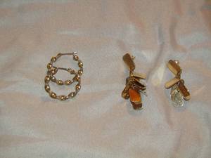 lot 345 image: 3 pair of earrings