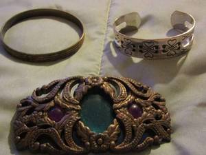 lot 338 image: womens bracelets