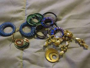 lot 331 image: lot of womens dcor earrings