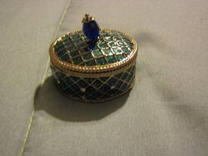 lot 289 image: green trinket box
