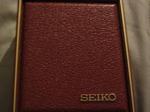 lot 369 image: Seiko womens watches 1 silver   & 1 gold in color