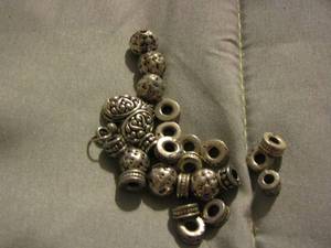 lot 365 image: womens charm beads