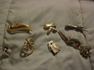 lot 407 image: shirt pins