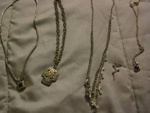 lot 390 image: womens necklaces