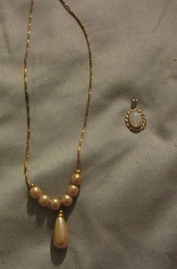 lot 416 image: droplet necklace