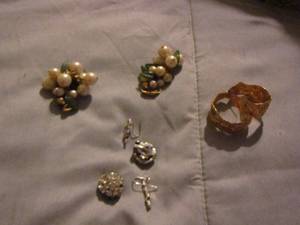 lot 420 image: womens earrings