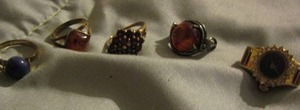 lot 414 image: womens rings