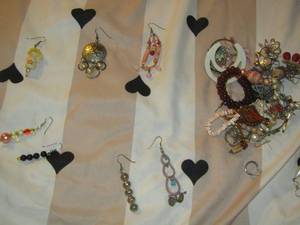 lot 187 image: various earrings