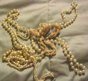 lot 18 image: Pearl NECKLACES & BRACELET