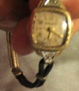 lot 14 image: Vintage Bulova gold 10k womens watch