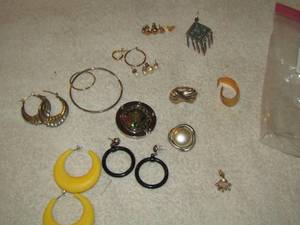 lot 231 image: Earring lot