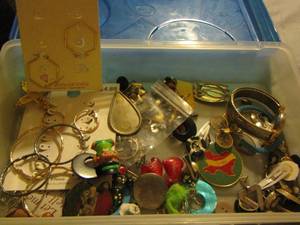 lot 275 image: small blue box full of misc. jewelry