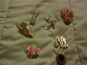 lot 604 image: shirt pins