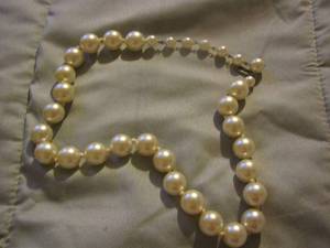 lot 545 image: pearl necklace