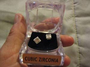 lot 534 image: womens pair of earrings CZ