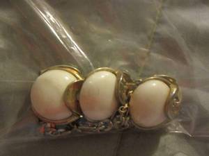 lot 524 image: womens bracelet