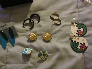lot 320 image: 6 PAIRS OF EARRINGS