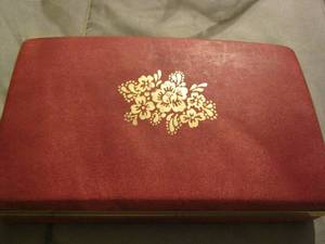 lot 276 image: pink floral earring jewelry box with a pair of turquise heart earrings