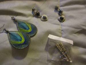 lot 537 image: 3 PAIRS OF EARRINGS