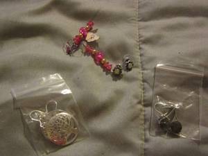 lot 521 image: 3 SETS OF Earrings