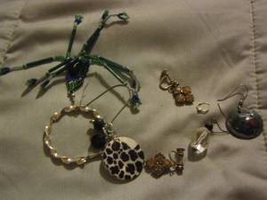 lot 533 image: LOT OF EARRINGS