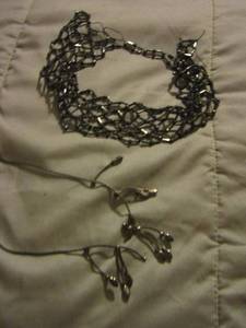 lot 527 image: broken womens necklace, stretchy bead necklace