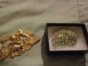 lot 591 image: windsor shirt pin, bird shirt pin