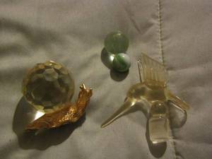 lot 382 image: Hummingbird Perfume stopper,  marbles, crystal ball