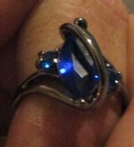 lot 554 image: size 8 blue stone womens ring, rinestone womens ring