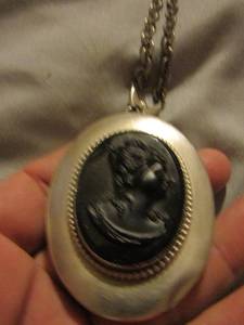 lot 592 image: BLACK CAMEO ON SILVER PENDANT ON CHAIN