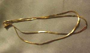 lot 5 image: 10 k Gold small bracelet