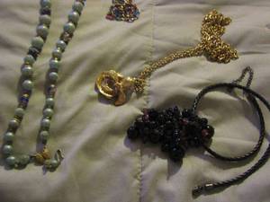 lot 565 image: qty 5 womens necklaces