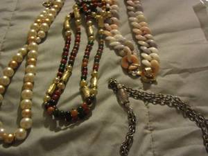 lot 579 image: Womens necklaces