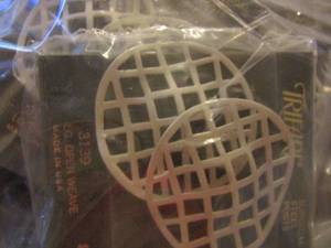lot 424 image: bag of white netted earrings