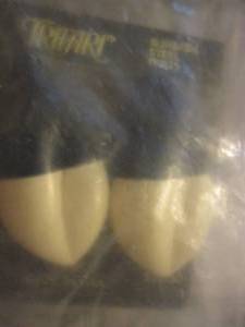 lot 427 image: bag of white earrings
