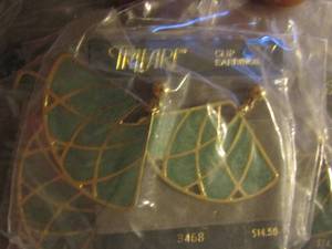 lot 433 image: Triafri earrings green