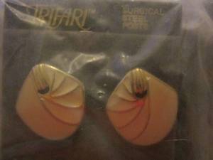 lot 436 image: Triafri earrings white and green