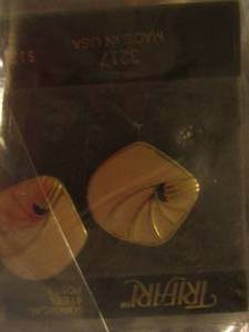 lot 425 image: Triafri white earrings