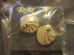 lot 429 image: Triafri white earrings