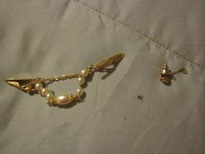 lot 488 image: SWEATER CLIP  & TIE TAC