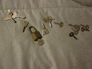 lot 482 image: small lock and various keys