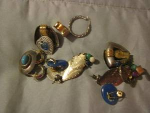 lot 489 image: Earrings