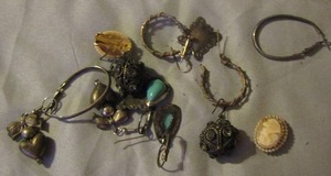 lot 491 image: earrings unknown if all matches are there