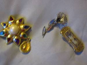 lot 475 image: qty 3 shirt pins
